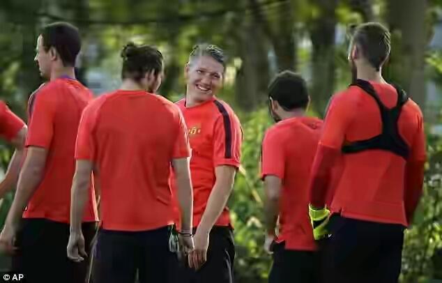 utdsport's tweet photo. Foto: Schweinsteiger membuat De Gea tersenyum (kayaknya). #MUtour [AP]: http://t.co/tx4jPHLEng