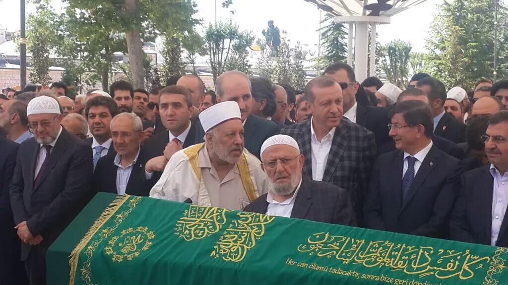 idrisgulluce's tweet photo. Edebiyatçı,Ali Nar Beyefendiyi rahmeti rahmana dualarımızla uğurladık.Allah cc'dan rahmet,sevenlerine sabır diliyorum http://t.co/2ZHAQq2ePr