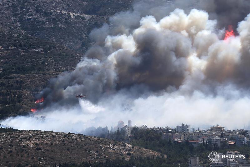 Dozens flee homes as wildfires rage near Athens: reut.rs/1CLdrKD #GreeceOnFire
