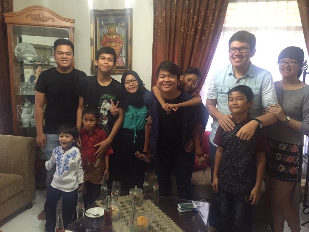 TeukuRyz's tweet photo. Minal aidin walfaidzin mohon maaf lahir batin :))) 

*sekarangtaukankenapamataguasipit* http://t.co/5bMBjODtm5