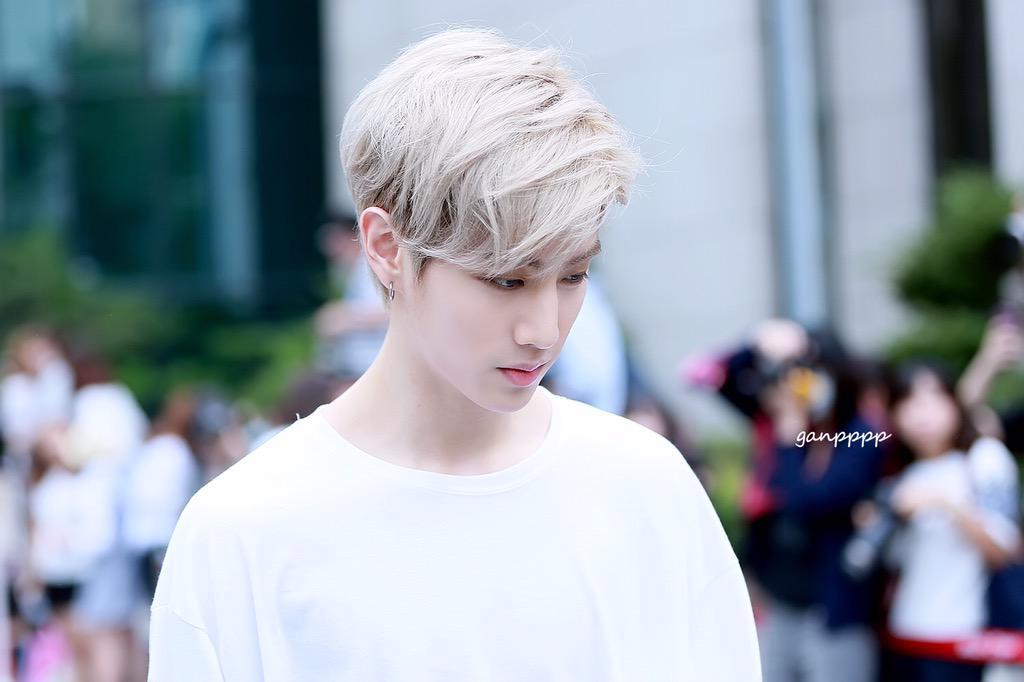 Корейцы с белыми волосами. Корейская прическа белые волосы мужская. Тэмин shinee. Nct taeyong. Lee taeyong nct.
