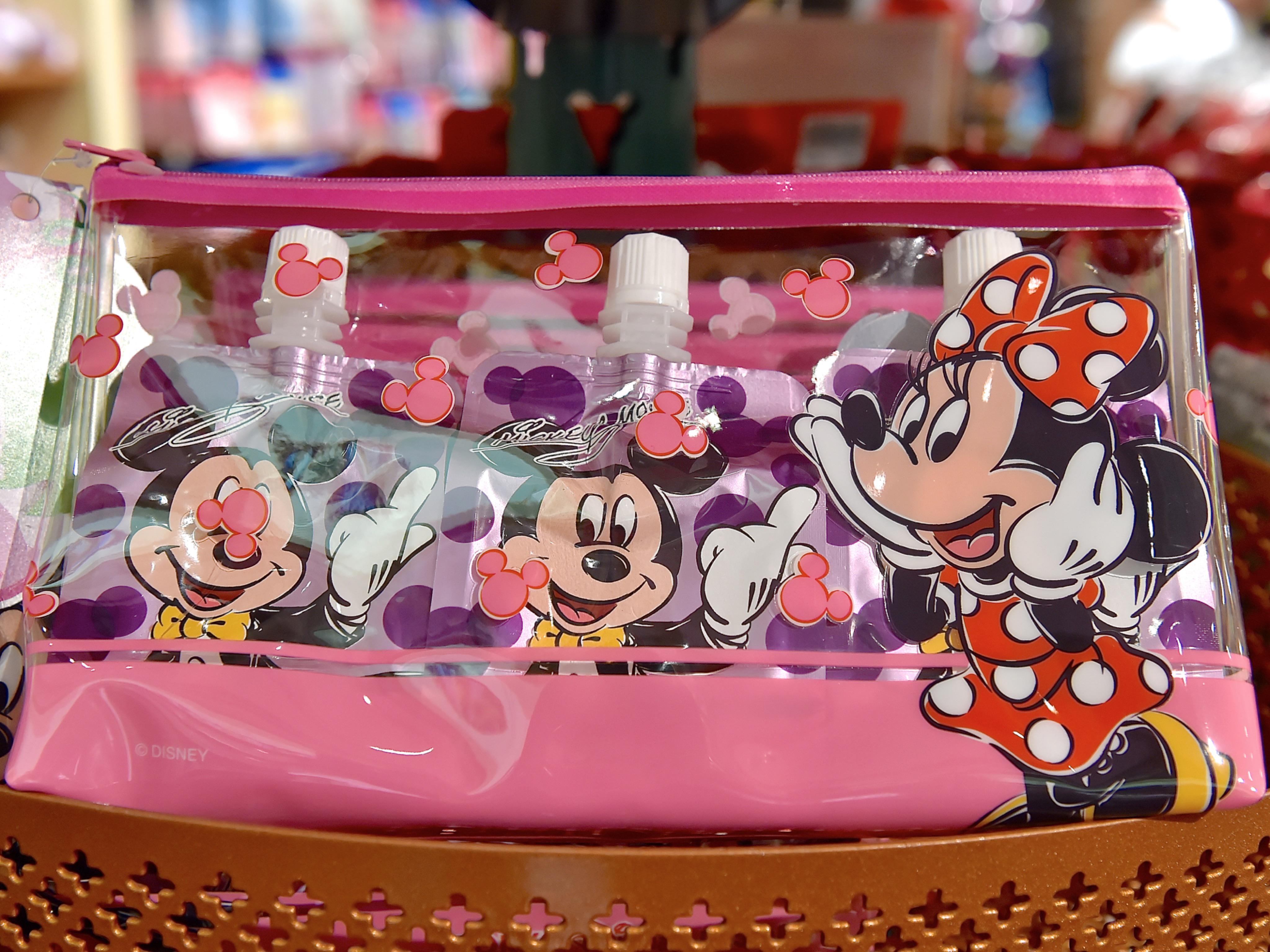 Mezzomikiのディズニーブログ 在 Twitter 上 東京ディズニーランド15夏の新作お菓子のお土産 ミッキーとミニーのクリアポーチにはいったゼリーセットが新発売 1500円 詳しくは Http T Co E1jwdroatw Http T Co Wu0vr7bwoi Twitter