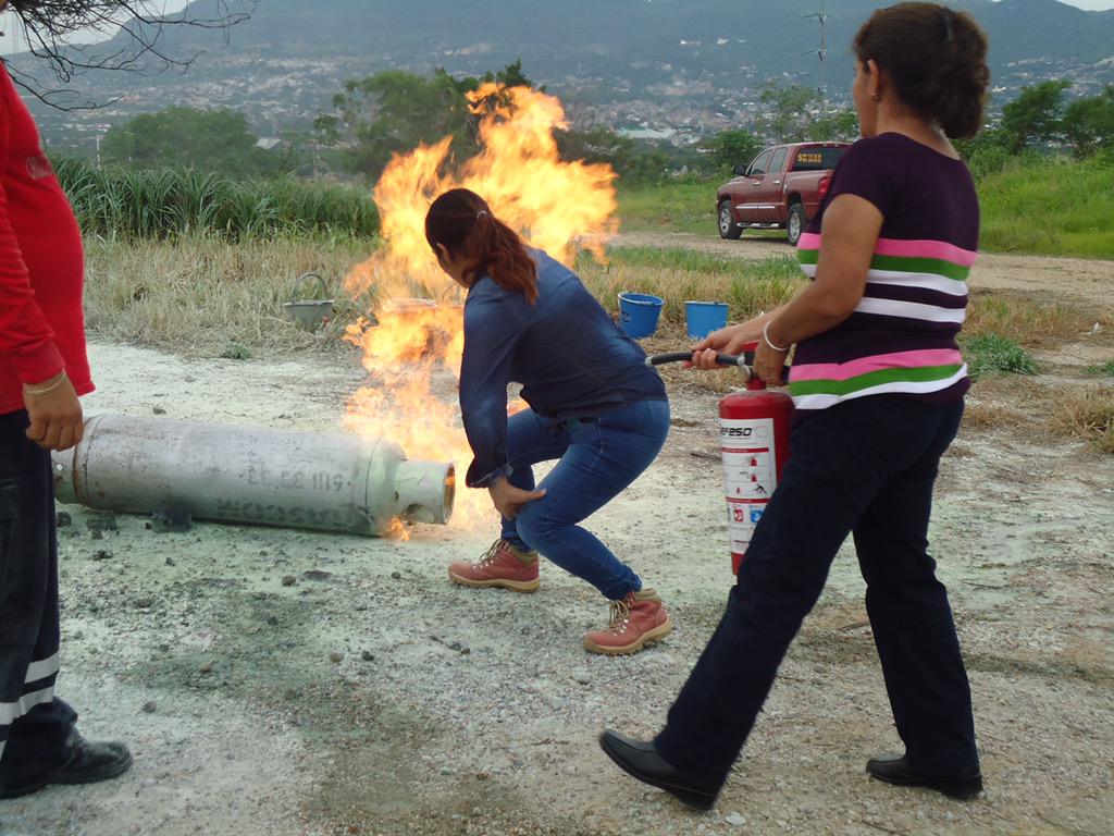 ErnestoNemer's tweet photo. ¡Buen día! Más de 9,200 responsables de estancias se capacitan con @CruzRoja_ en seguridad y respuesta a emergencias http://t.co/oXQtZGPGNB