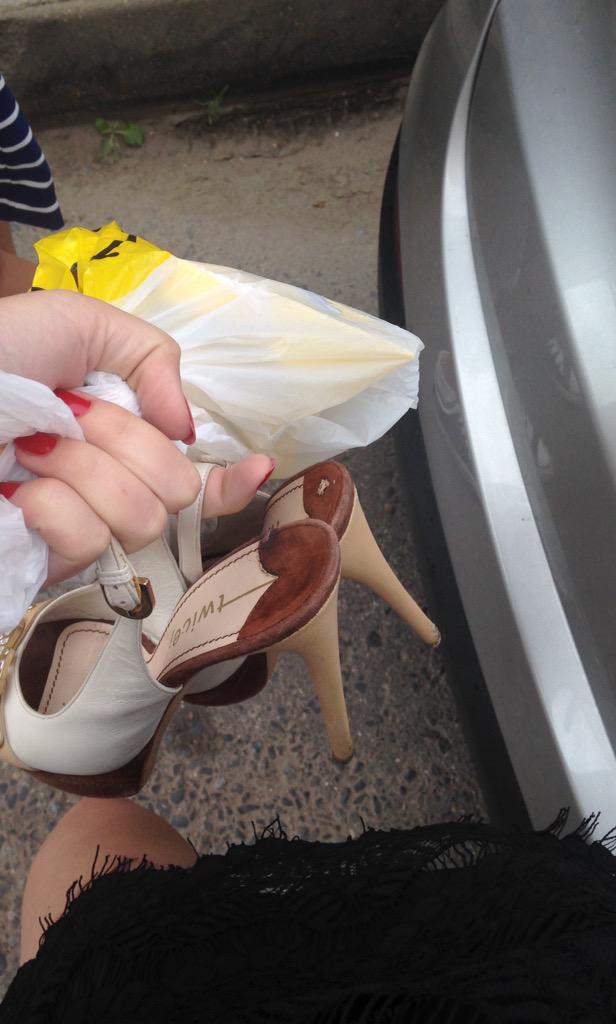 Arinaa_SH's tweet image. Нагулялась Ариша на каблуках👌 #удобство#комфорт#теперьбосиком