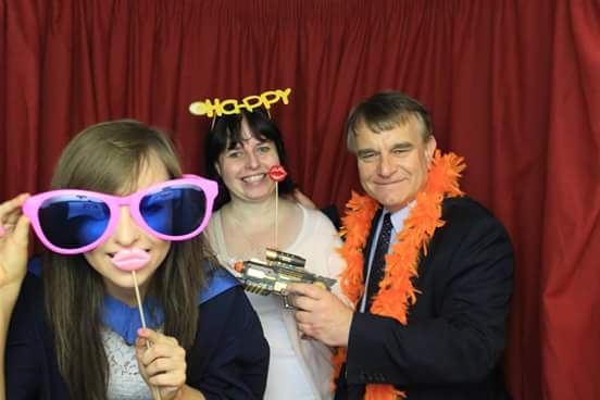 AnneGBradford's tweet image. 1st time in a #FunPhotoBooth = random pics 😄 with @_BethBradford &amp;amp; @revalanbrad 📷