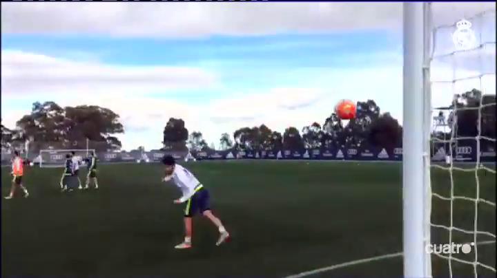 DeportesCuatro's tweet photo. ¡Qué maravillas! Isco marca un golazo de espuela sin mirar y otro de volea tras sombrero → http://t.co/qXxITni6jN http://t.co/acbxc92kKa