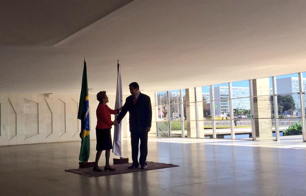 PresidencialVen's tweet photo. #FOTO Presidente @NicolasMaduro llega a Itamaraty, en Brasilia, para incorporarse a #CumbreMercosur http://t.co/x8bq2ZOda9