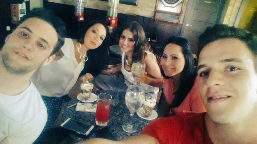 <a href="/rosagm89/">Rosa Garcia</a>  <a href="/vaiollette/">VIOLETA LOPEZ SANCHE</a> @porru_LC69  a mal tiempo buena cara #celebrando el aprobado d nuestro compi <a href="/josetrompetita/">jose bohorquez</a>