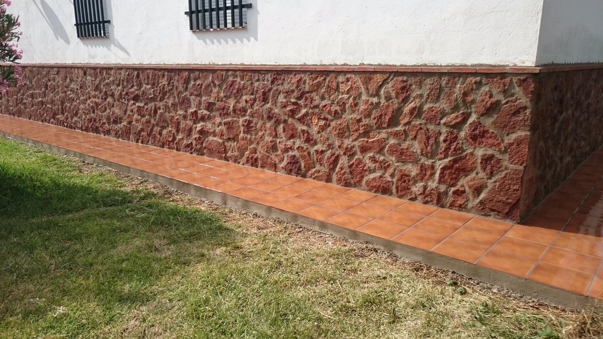 GUTIERREZcb's tweet photo. Revestimiento con piedra en zócalos y entrada de chalet http://t.co/ONDmWqOmSd