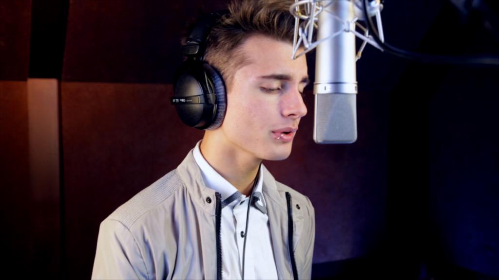 WeeklyChris's tweet image. New youtube video today 😃