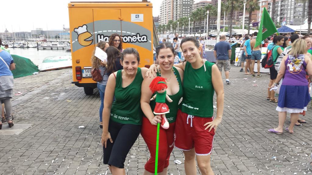 Karpe_Stz's tweet photo. @ComicaoDoFestas @Ekihotz @geldiezinak2013 @Santokatxones nos lo hemos pasado genial!! Gracias a todos!! #karpe2015 http://t.co/3M4LtPGLC5