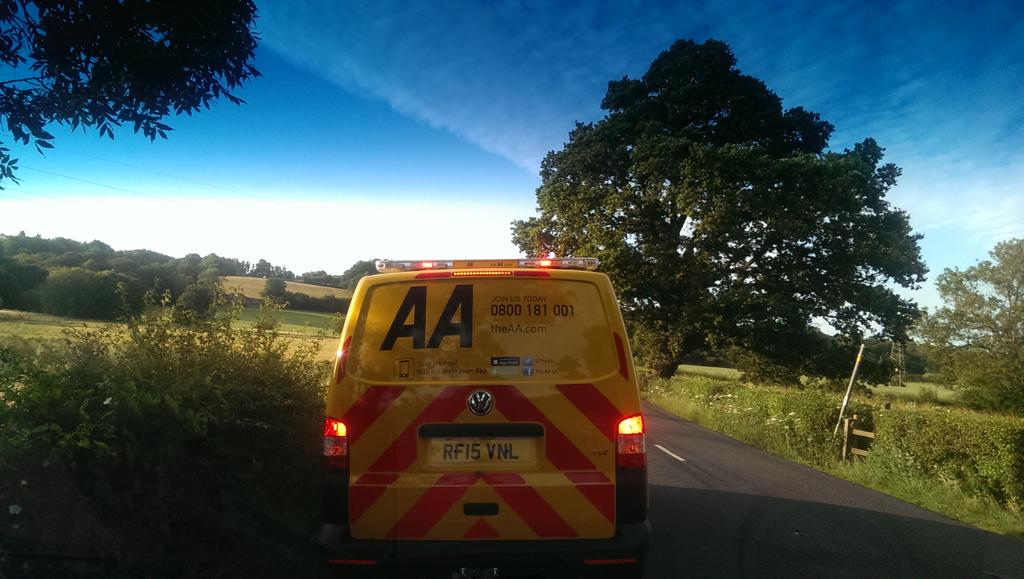 hollowlegs27's tweet image. Thanks to Simon @TheAA_UK #AAbreakdown for towing me to the garage this evening..#AAstaff #aahotels  @TheAA_Lifestyle