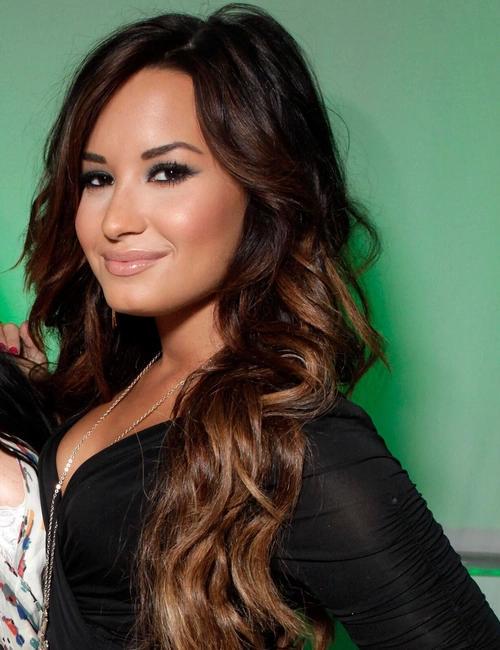 migrainsurie's tweet photo. 'LI ASCOLTI?'
DEMI LOVATO
rt:sì
fav:no http://t.co/lgSqJcWxzC