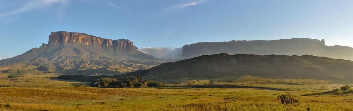 WikimediaCommon's tweet photo. Vista de los tepuys Kukenan y Roraima, en la Gran Sabana, Venezuela https://t.co/Hbb3nC0pci http://t.co/ZPnVNjHMje