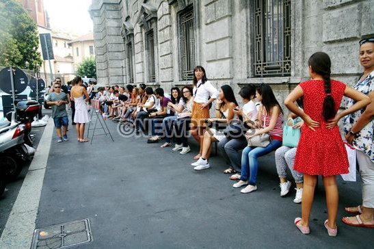 NewPressService's tweet photo. #Anagrafe ufficio comune di Via Larga - #coda fila gente aspetta fuori dagli uffici perché aria condizionata rotta http://t.co/2tFTBoBPWI