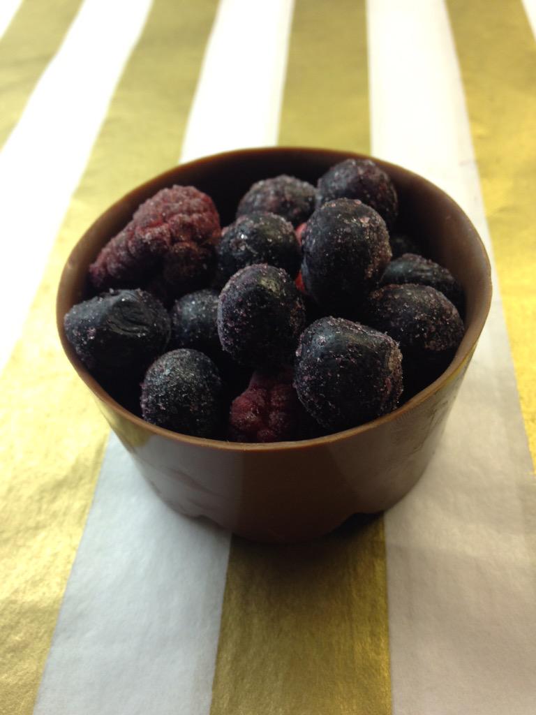 BelgianChocTO's tweet photo. Dessert ideas in a snap : Milk or Dark chocolate dessert cups to fill up with: fruit,chocolate mousse,ice cream,.... http://t.co/ZXSSdsyEXy