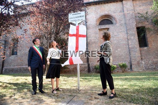 NewPressService's tweet photo. #Milano - piazza Paolo VI - #intitolazione giardino alla scrittrice Gina #Lagorio - le figlie con assessore Del Corno http://t.co/uV7y4v6rQB