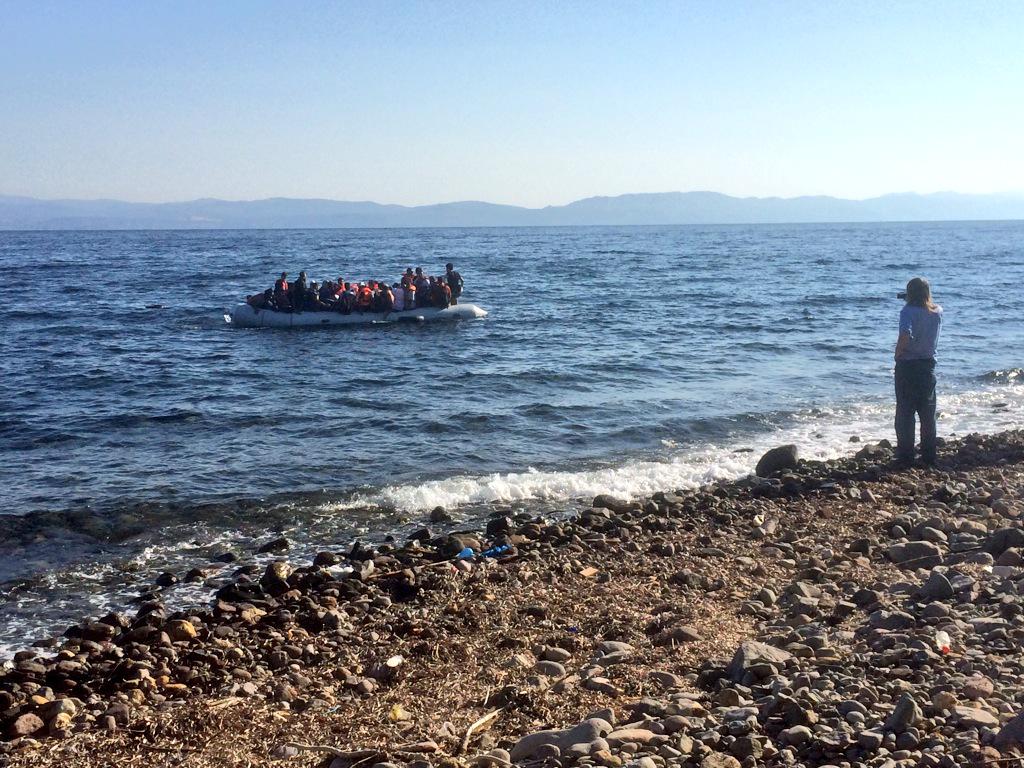 Assenpoester's tweet photo. The amount of #refugees arriving #Levbos today extremely high. Near #Eftalou 4 boats within an hour this morning! http://t.co/E1o4eRTlyh