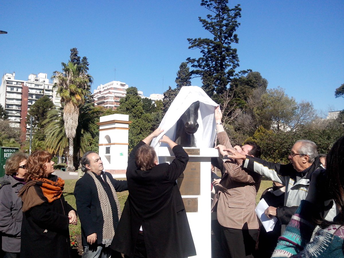 AliciaBesada's tweet photo. Inauguración de la 3ra escultura "Caballito" obra del Prof. Dario Klehr en nuestro #ParqueRivadavia @bacomuna6 http://t.co/GCVRbEvO6K