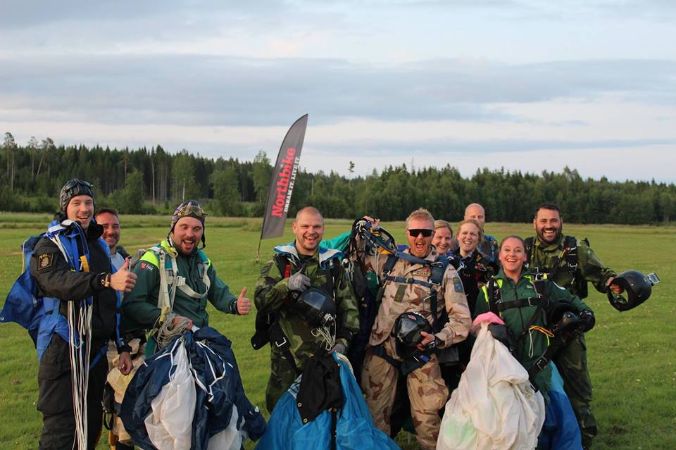 SkydiveSwe's tweet photo. Den 15/7 genomförde Sundsvalls Fallskärmsklubb en lift med bara uniformshoppare från försvar, polis och ambulans http://t.co/n4Yz2ROKFW