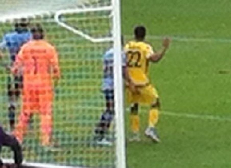 adnradiochile's tweet photo. VIDEO El momento donde Uruguay usó el "dedo de Jara" en Copa América http://t.co/G2V0EV7hgk http://t.co/WiCHIInYQy