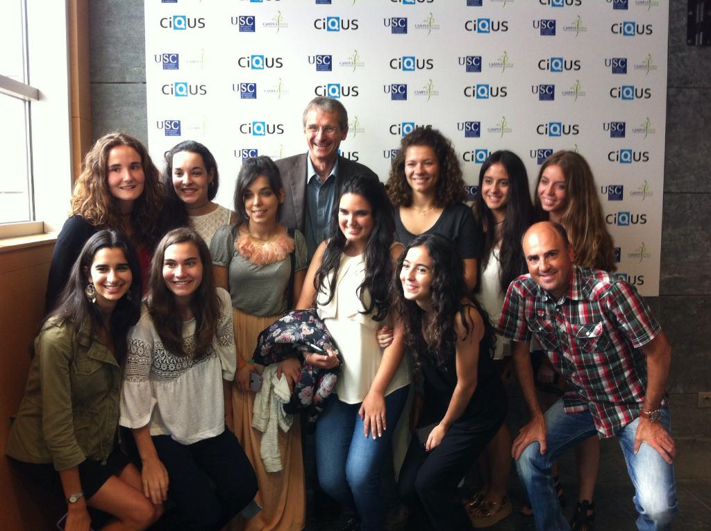 franciscanasOU's tweet photo. #AprendiendoConUnNobel Alumnas del cole acompañadas de su profe Sergio Mascareñas y el Nobel http://t.co/HMVCtfaBbT