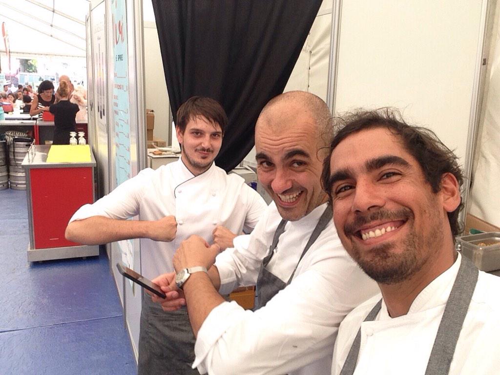 RafaCentenoM's tweet photo. Esta noche vamos con mas vieira !!!#festadavieira #riasbaixas #marujeando  con Javier Vázquez y @jcperret1 http://t.co/hm3nrWKkmp