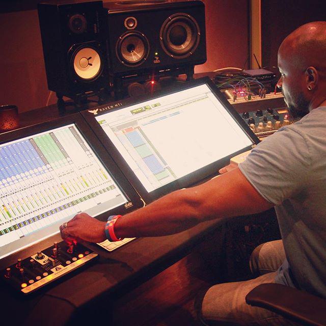 ume_drive's tweet photo. @stadiumred #recordingstudio working on #music #umelife #art #ownyourshit #NYC #HARLEM #12… http://t.co/3lVbprVb5y http://t.co/HDiNGXSf2A