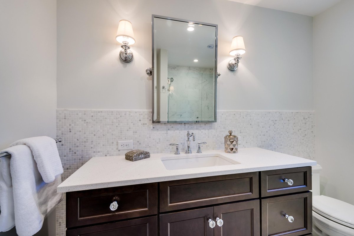 BarnesBuilding's tweet photo. A dark vanity in an all white bathroom really pops! Recent remodel in Holden.
#allwhite #allwhitebathroom http://t.co/dfoMm5BLNG