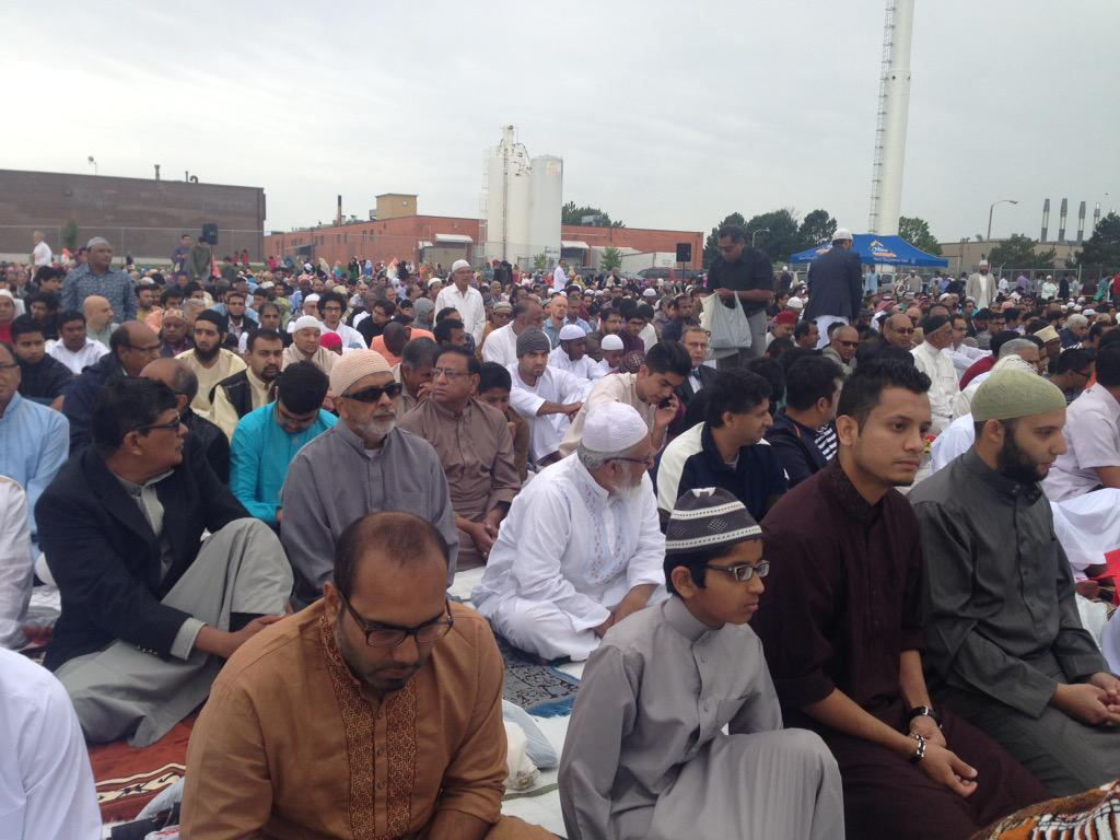 IIT1630's tweet photo. Eid prayer under cloudy skies at IIT. @SCMirror @Muslim_Link @Iqraca @Quran_Speaks @mcuoft @RathikaS @ImamSuhaibWebb http://t.co/UVuINeU3wN