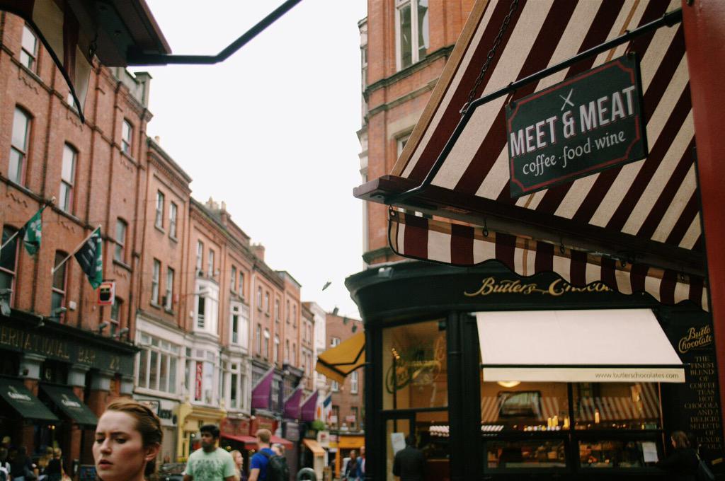 MeetandMeat's tweet photo. Drop by for #dinner #cocktails #wine &amp; #beer. Get that #fridayfeeling! http://t.co/F6NxuORZ6X