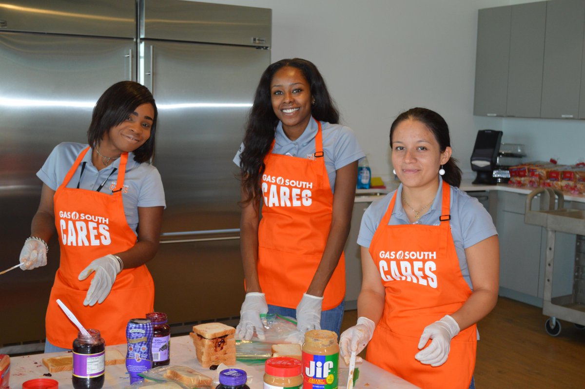 GasSouth's tweet photo. Our awesome employee volunteers packed more than 1,000 lunches this morning for @actioningeorgia #slsk2015! #GScares http://t.co/e913kn6FFW