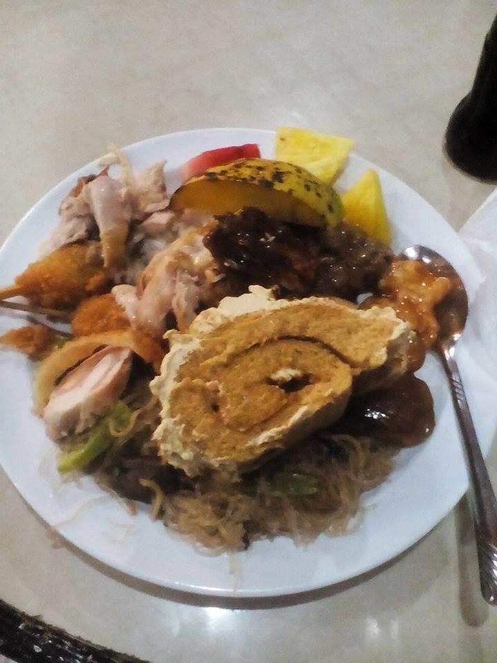 dhingiepee's tweet photo. Asa kaha ni naadto nga pagkaon.....???#payatot#lakaslumamon#partyonthehouse#yaaaaaayyyy http://t.co/7osE54f2Nu