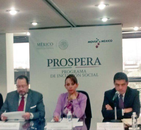 paula_hdz's tweet photo. El Mtro. Castillo, Srio. Técnico de @FlacsoMx destaca la importancia del Programa docente diseñado para #PROSPERA http://t.co/XuSdF9cI6m