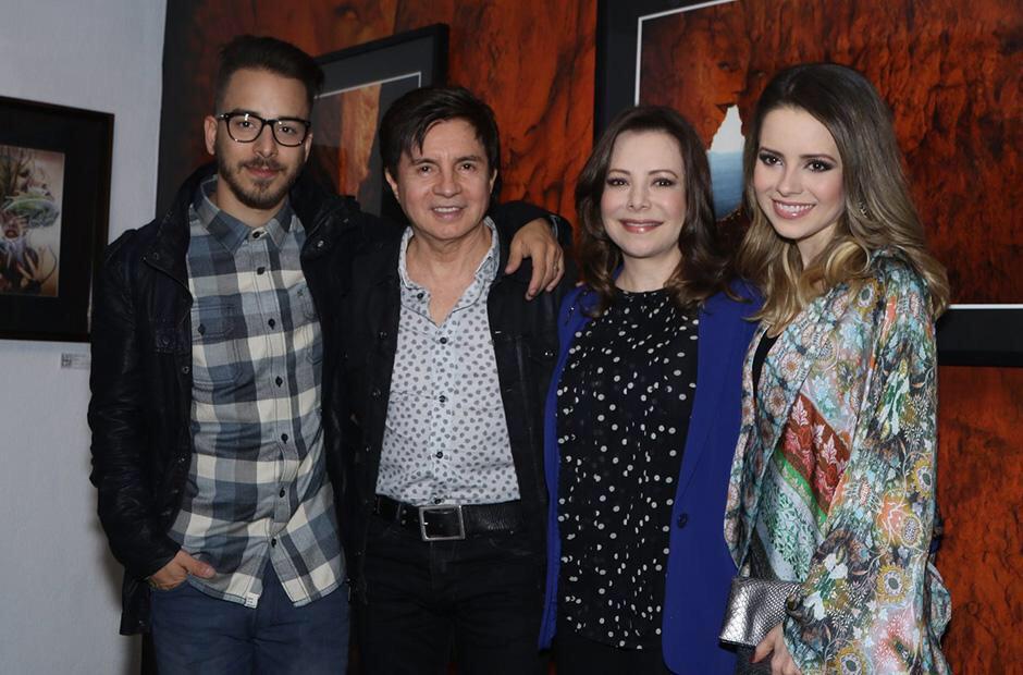 voiceofjunior's tweet photo. mais fotos do Junior ontem no coquetel de lançamento da #ExpoFaces http://t.co/wYgvIrXbcc