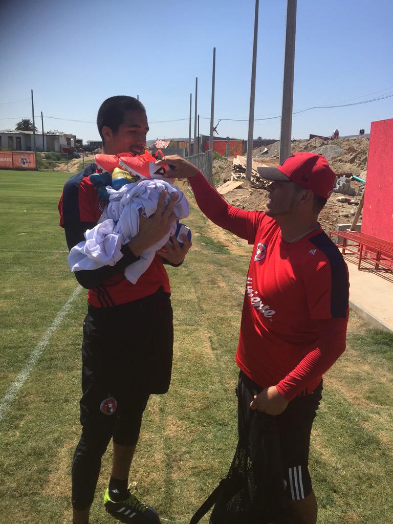 Xolos's tweet photo. El trabajo en equipo, uno de nuestros valores. El portero @MrZ3ND ayuda a utileros después del entrenamiento. http://t.co/LohwW9FItE