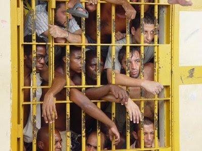 "Tamo esperando o #CunhaNaCadeia.
Aqui é nóis, mano!"