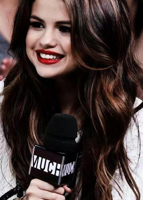 tweet atarken selenanin bende olmayan fotosunu gördügüm an indirmek en buyuk hobim #FanArmyFaceOff #Selenators
