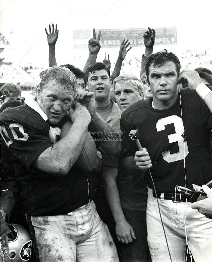 Happy birthday to the Mad Bomber, Daryle Lamonica. 