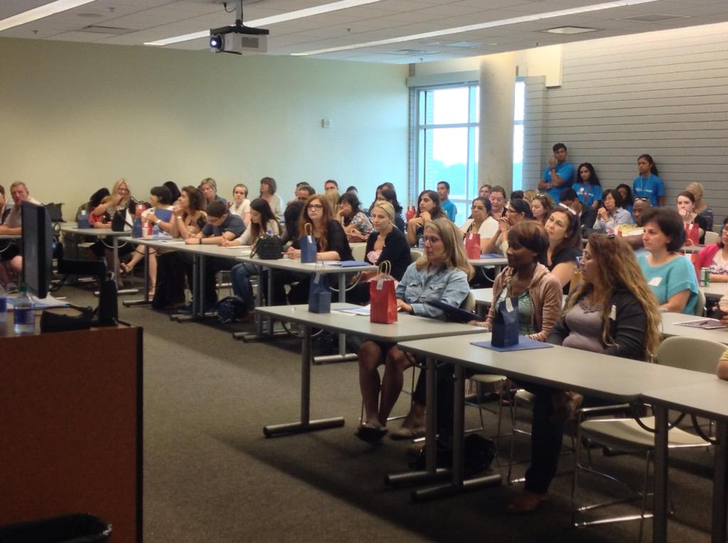 UofGHstudents's tweet photo. Students and parents back together for the Kick Finish! #GHKickStart http://t.co/86DYLT7tCu
