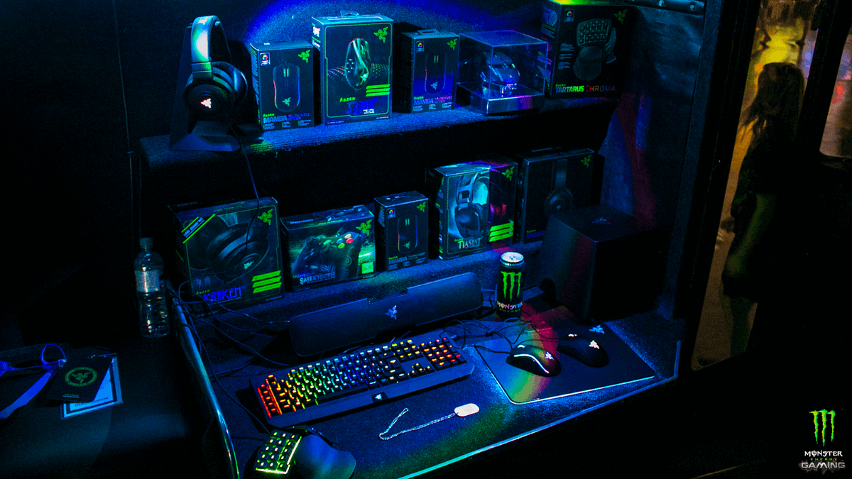 MonsterGaming's tweet image. #RazerBus = Heaven on wheels. Which of these items do you need from @Razer / @TeamRazer? #DHVLC15