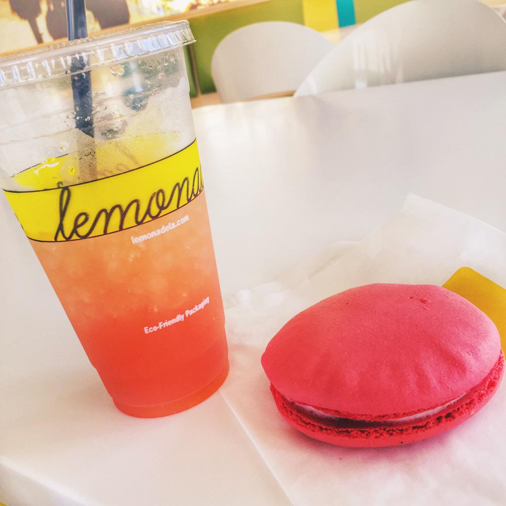 JoeyGraceffa's tweet image. Biggest Macaron ever!!!