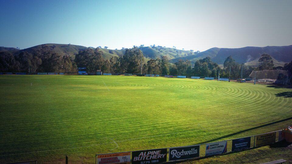 DoonFNC's tweet photo. Perfect day for footy v @gretafnc #howstheserenity #godoon #betterthantheg http://t.co/MnTaXSKijP