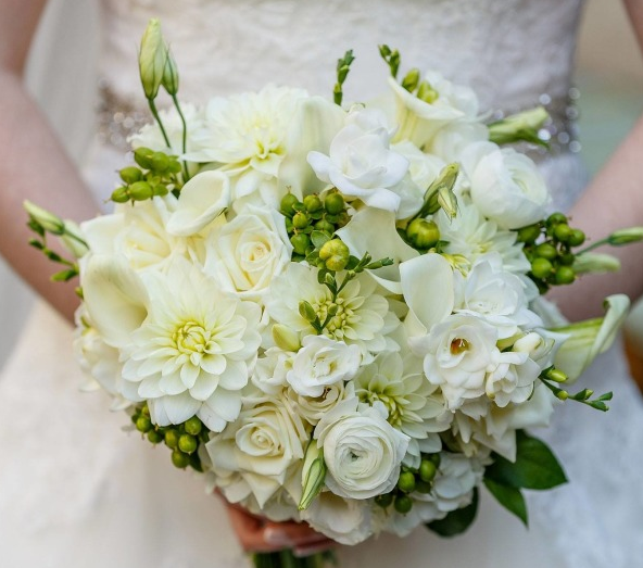 Elegant white and natural green hues make this bouquet dreamy: stylemepretty.com/washington-dc-… <a href="/stephenbobb/">Stephen Bobb</a>