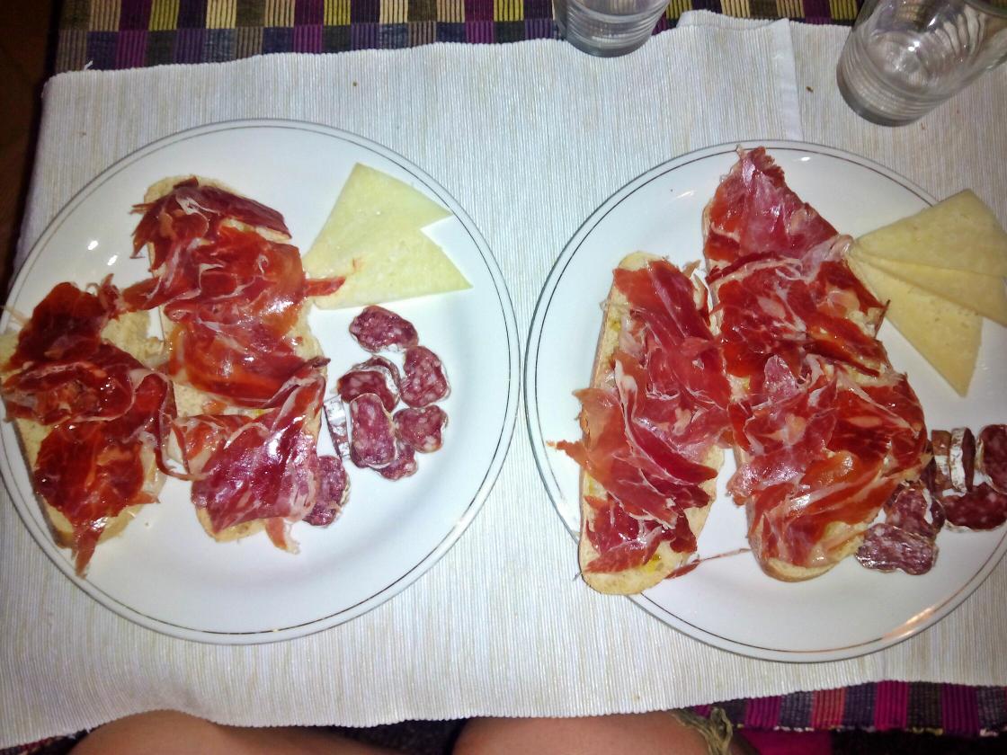 LauraPorro_'s tweet photo. Spanish style Friday dinner! #jamón #fuet @MattWaugh73 ooolive oilllll!!!! http://t.co/82UZuRsaZ9