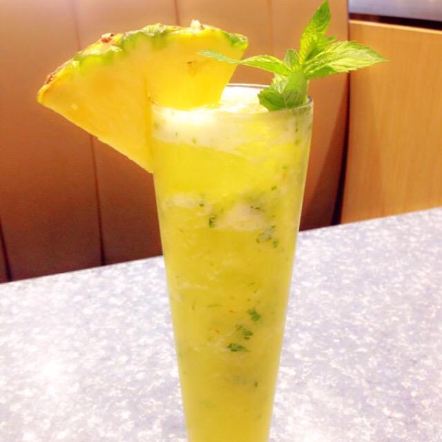 Morins1911's tweet photo. #fresh #pineapple #mojito #tonight at #Morins 🍍🍹🌿#cheers http://t.co/yC5yZUqBLV
