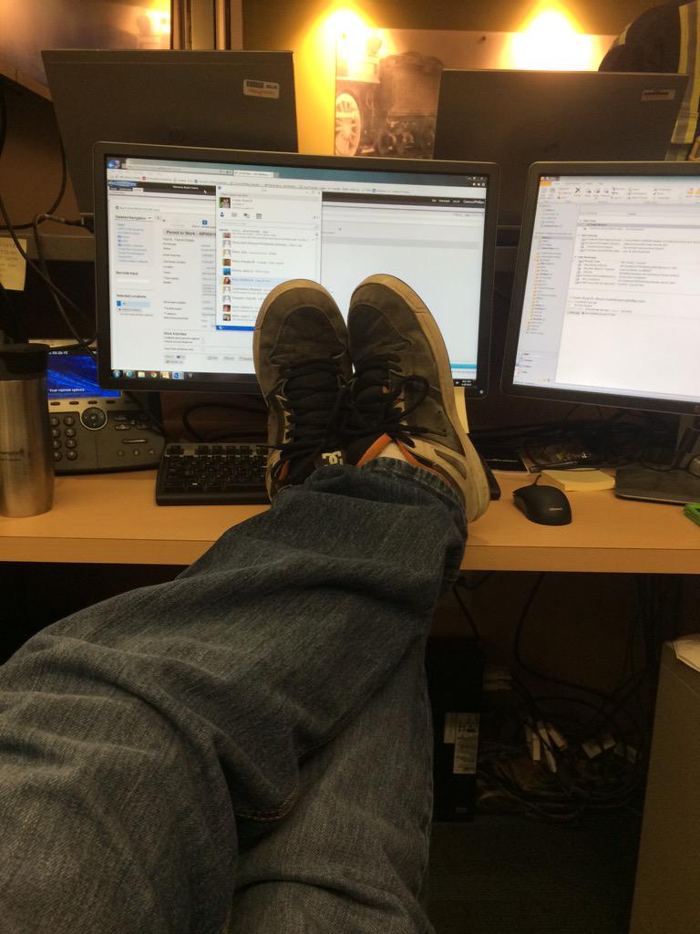 rolexroper's tweet photo. @CJAY92 #FeetUpFriday http://t.co/aBHZxUWYCN