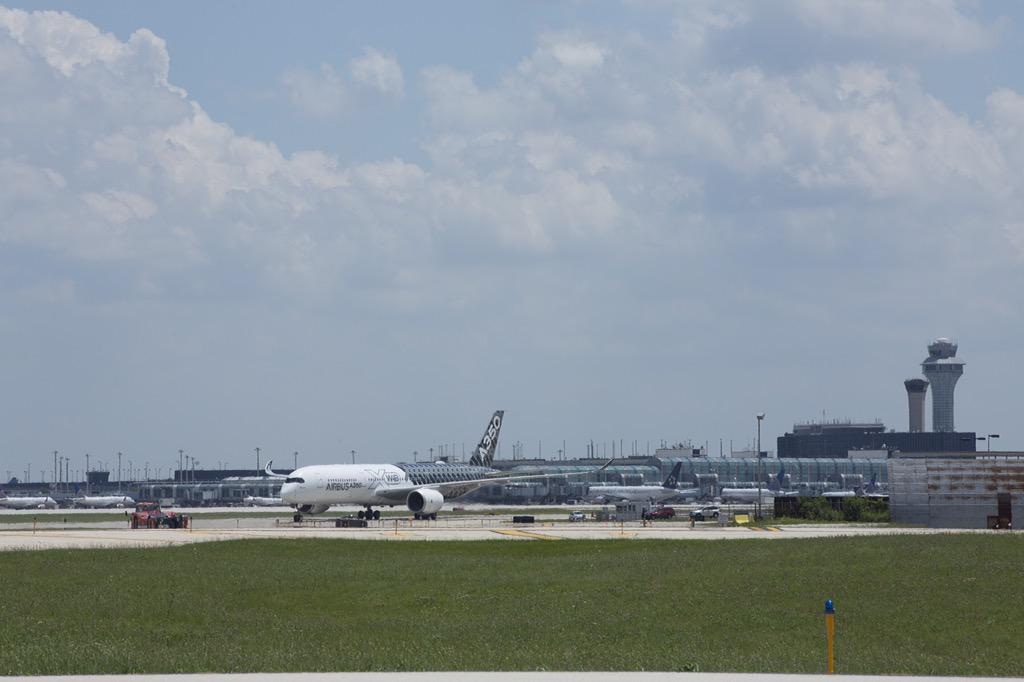 Airbus's tweet photo. We've got some Xtra nice pictures of the #A350 XWB arrival at @fly2ohare today. #A350XWBTour http://t.co/vToK7cEtBl