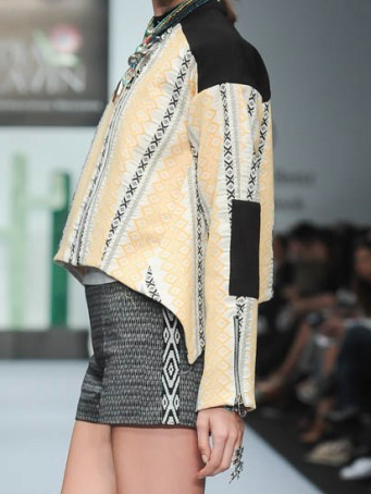 lydialavin's tweet photo. #Detalles de #SEEV saco en jaquard con grecas amarillas gris y negras. Shorts con bolsos de rebozo Chilapeño. http://t.co/SlllCCVr9W