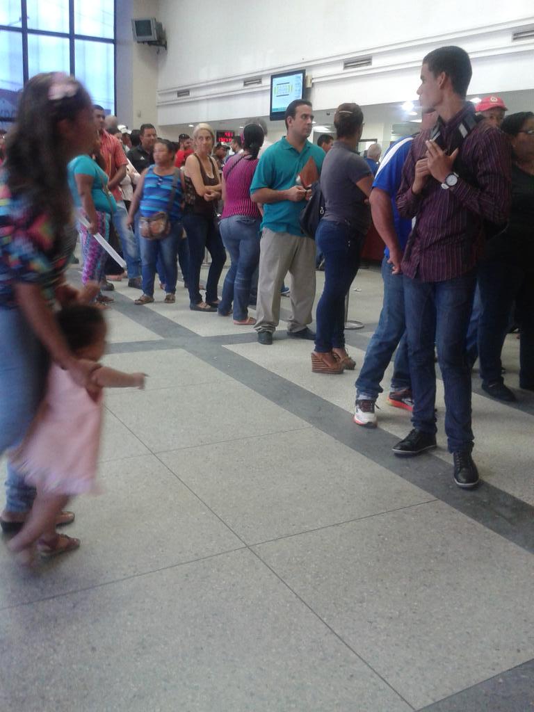 JJRoqueV's tweet photo. @BODoficial ofic ppal de Cabimas el vigilante atiende diciendo q no pueden dar números por orden gte generando cola http://t.co/xm15Er2oUa